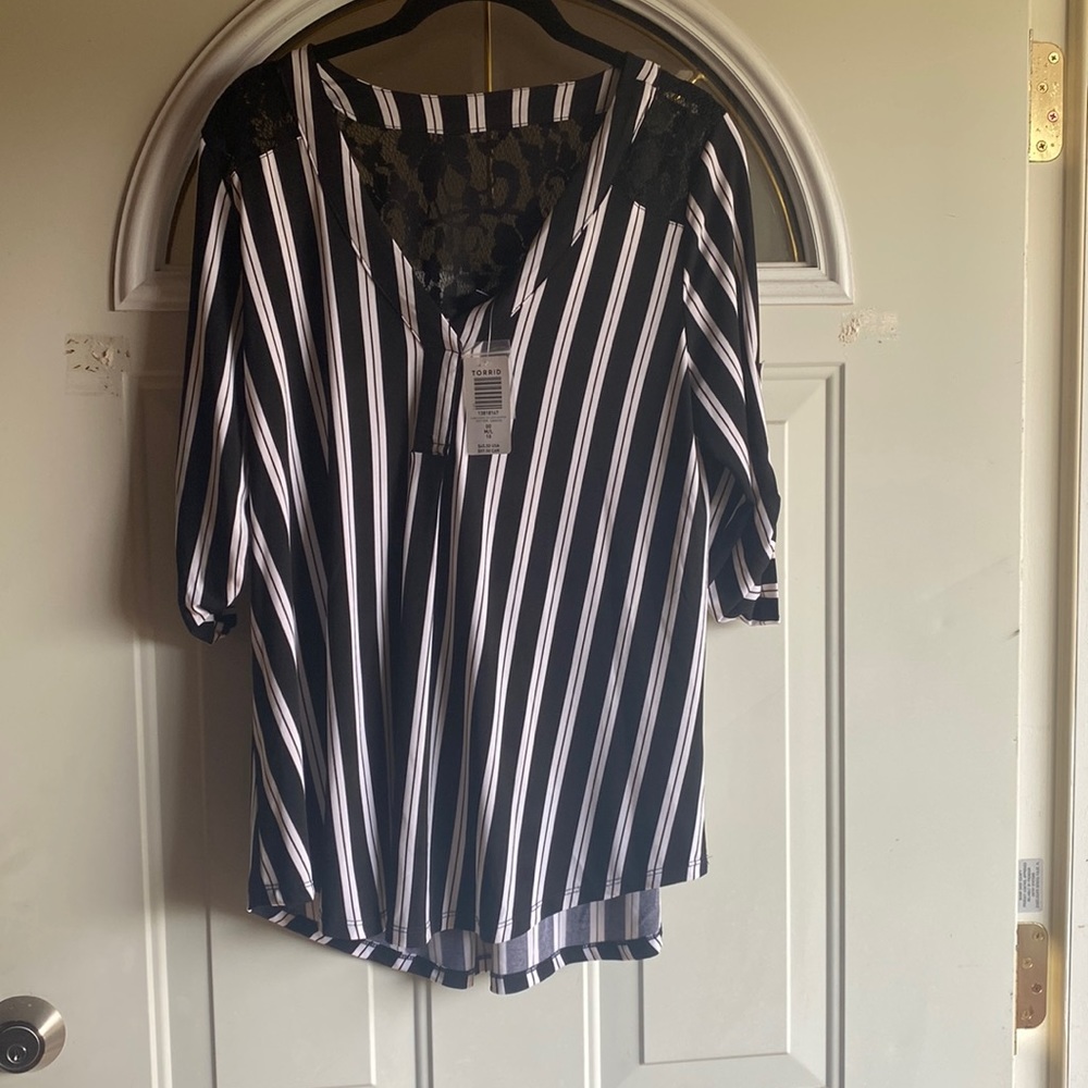 Beautiful NWT white and blk striped torrid business casual top. Size 00.